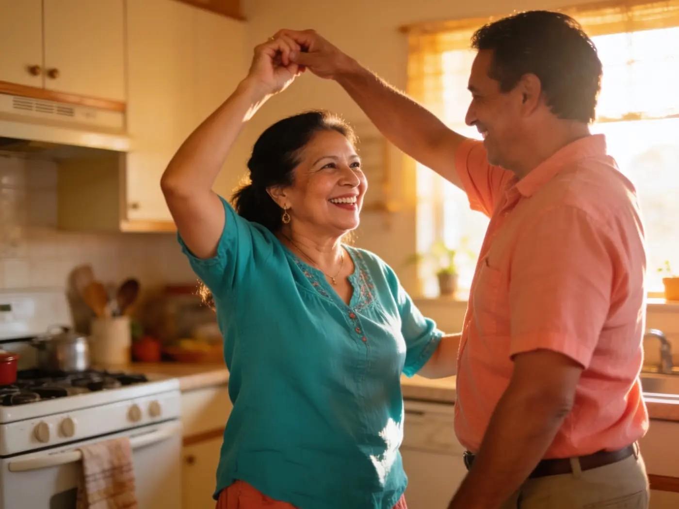 Pareja madura bailando en su cocina, complicidad y alegría espontánea